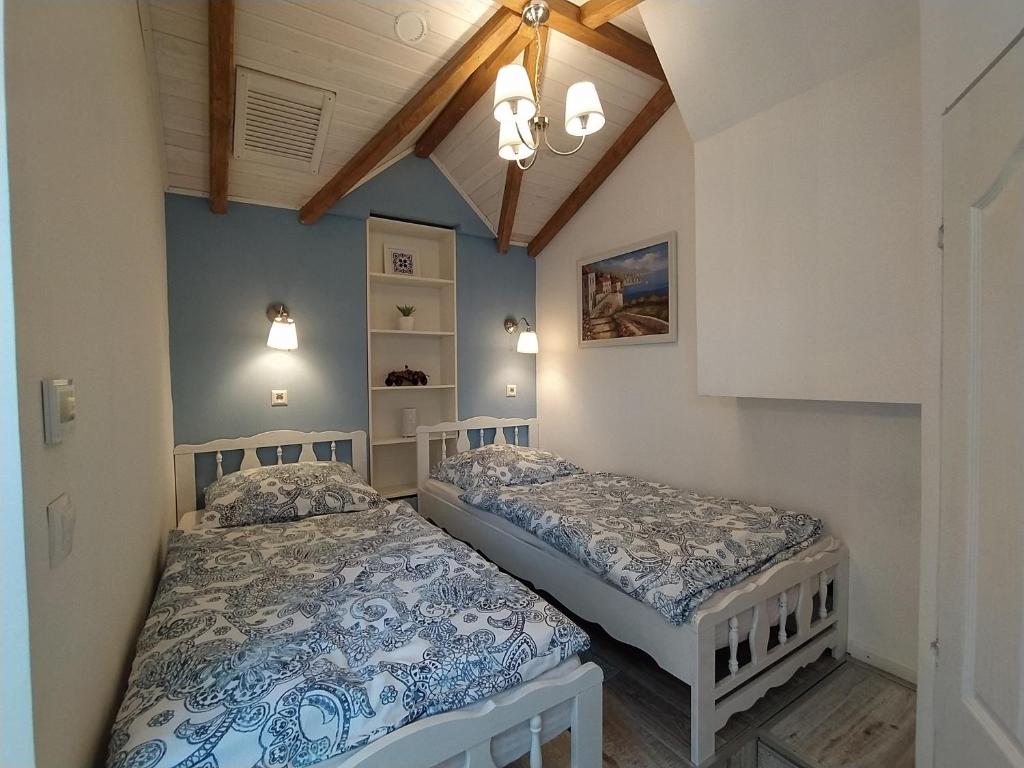 Postel nebo postele na pokoji v ubytování Mendei Vendégház Loft Apartman