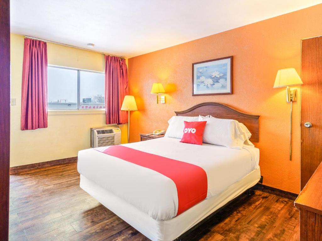 מיטה או מיטות בחדר ב-OYO Hotel Downtown Peoria I-74