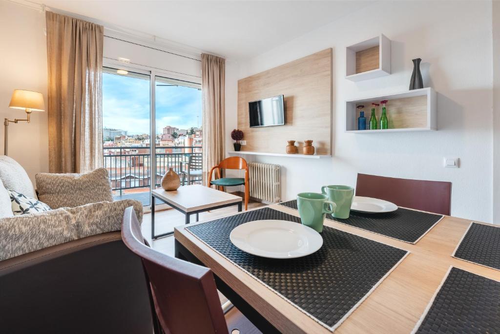 sala de estar con mesa de comedor y vistas en Apartamentos Astoria, en Tarragona