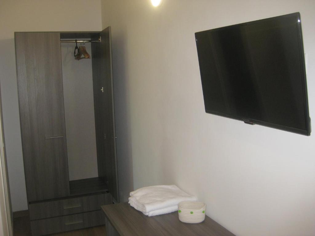 baño con TV de pantalla plana en la pared en LE TORRI DEL CILENTO, en Santa Maria di Castellabate