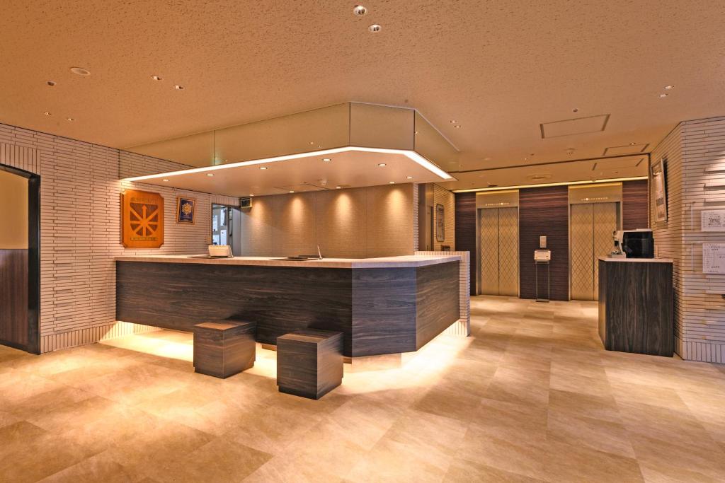 una gran cocina con encimera en una habitación en Hotel Sunroute Sapporo en Sapporo
