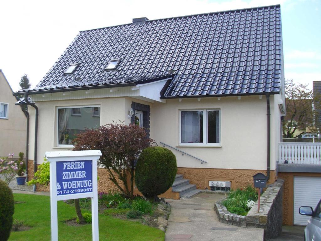 a house with a for sale sign in front of it at Ferienzimmer Am Stadtrand in Dwasieden