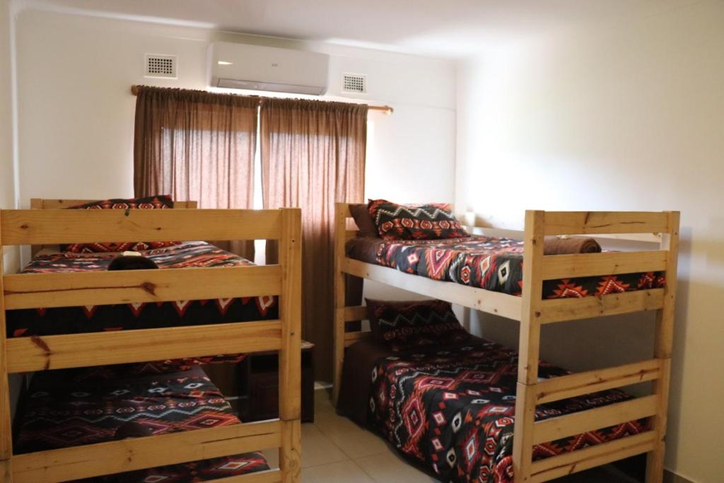 Postel nebo postele na pokoji v ubytování Umkomaas Lodge