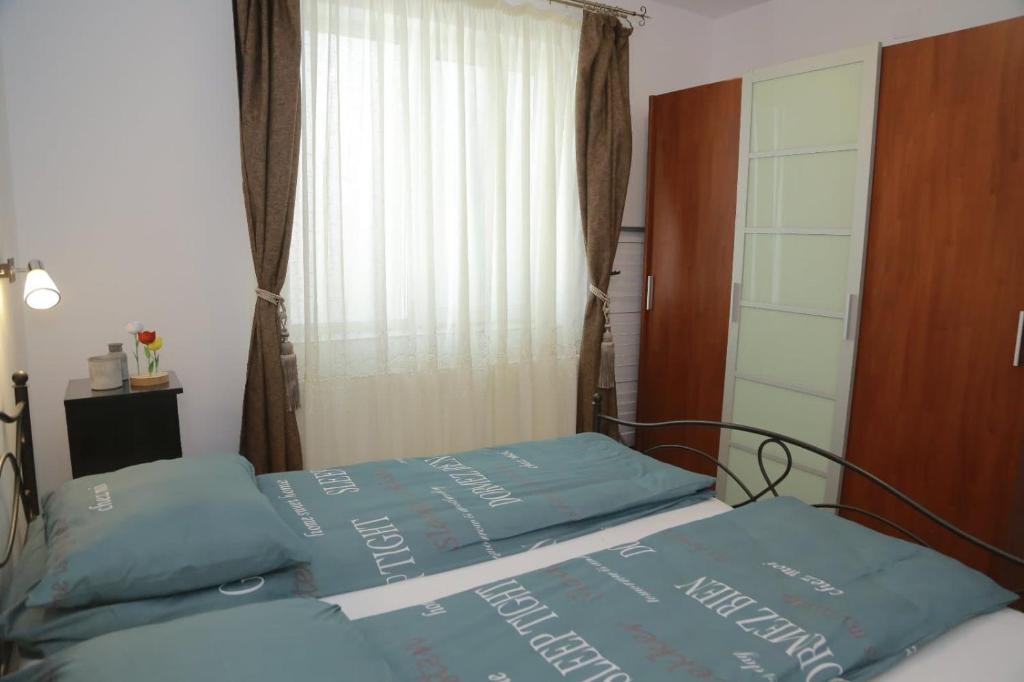 a bedroom with two beds and a window at Casa Tinkerbell in Sovata