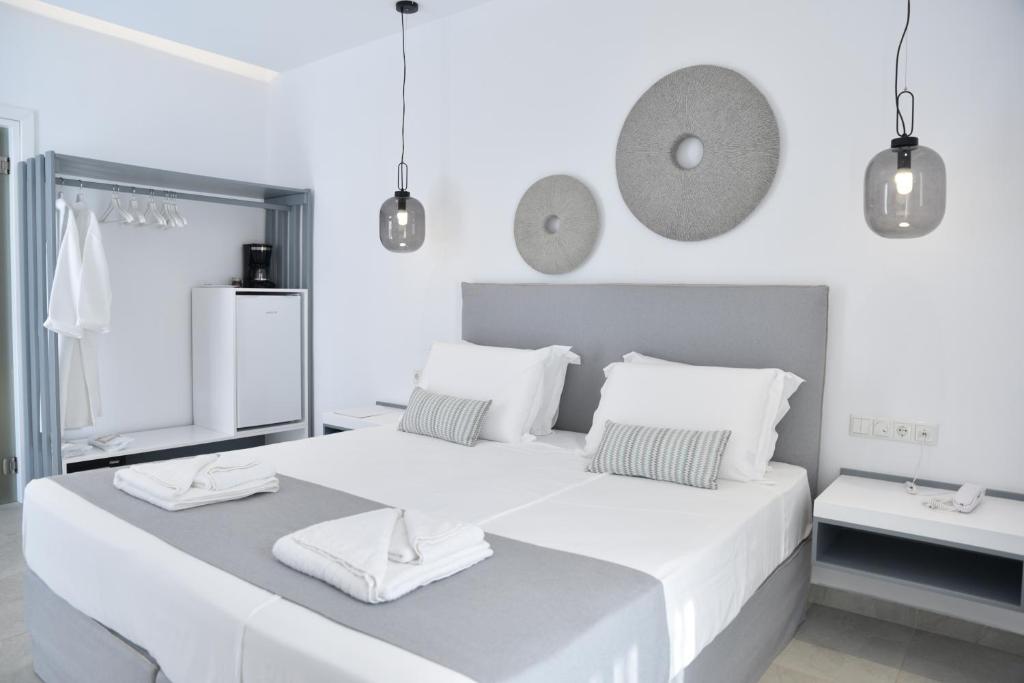 Postel nebo postele na pokoji v ubytování Crystal Mare Suites