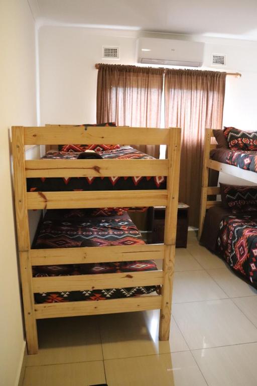 Postel nebo postele na pokoji v ubytování Umkomaas Lodge