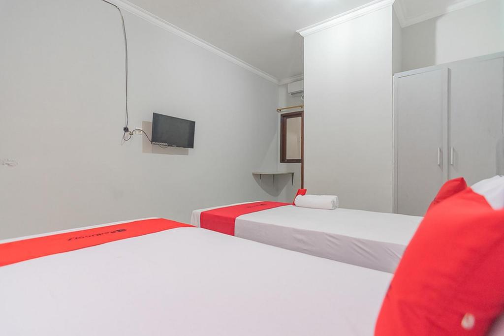 RedDoorz Plus at Bukit Cinta Street Balikpapan - Habitación Gemela