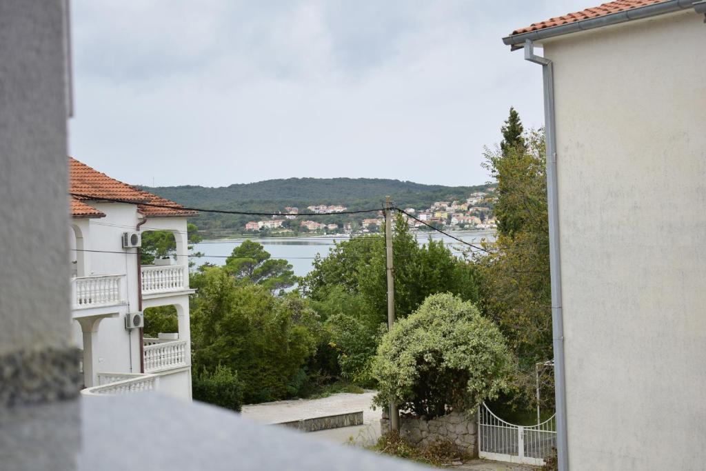 Aussicht vom Balkon eines Hauses in der Unterkunft Apartment Eve in Klimno