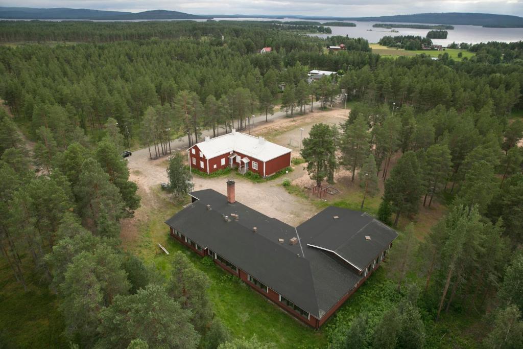 z góry widok na duży dom w lesie w obiekcie Soppela retreat at the Arctic Circle w mieście Kemijärvi