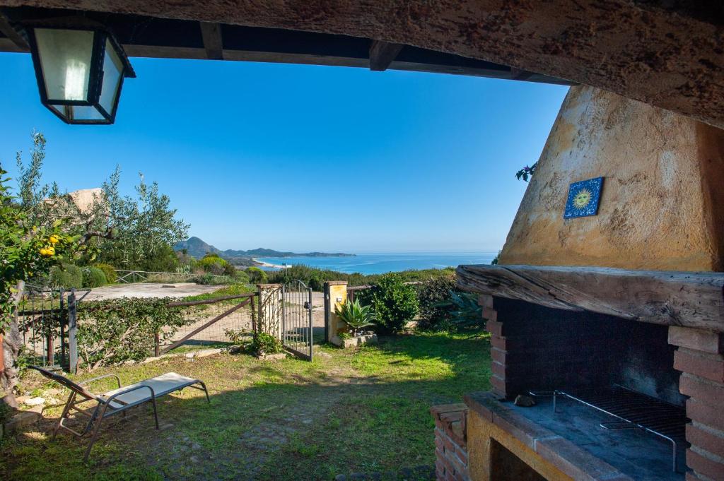 Aussicht von der Außenseite eines Hauses mit Kamin in der Unterkunft Villa Alea panoramica in Costa Rei