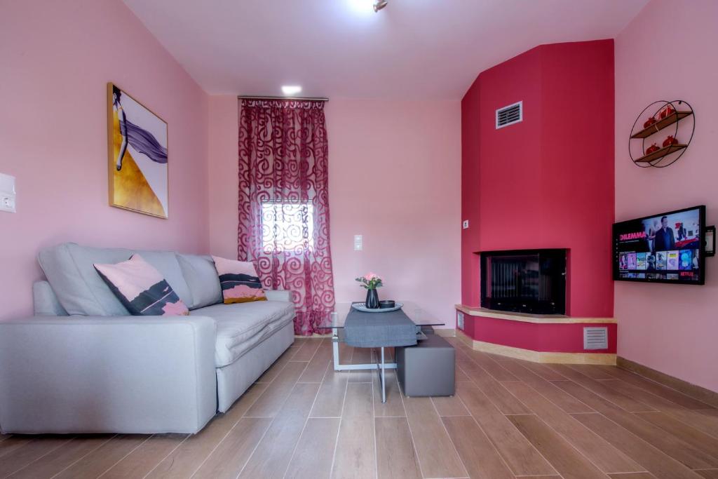 TV a/nebo společenská místnost v ubytování Gouves Garden Hersonisos Heraklion
