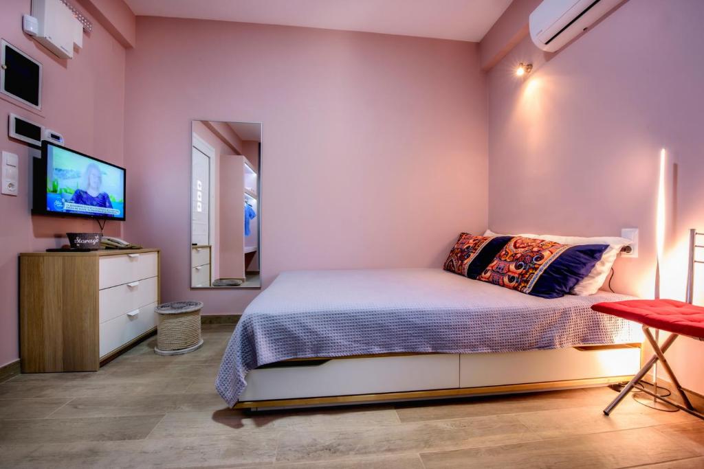 TV a/nebo společenská místnost v ubytování Gouves Garden Hersonisos Heraklion