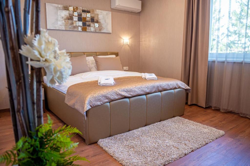 sypialnia z dużym łóżkiem w pokoju w obiekcie Villa Dunaj w mieście Dunajská Streda