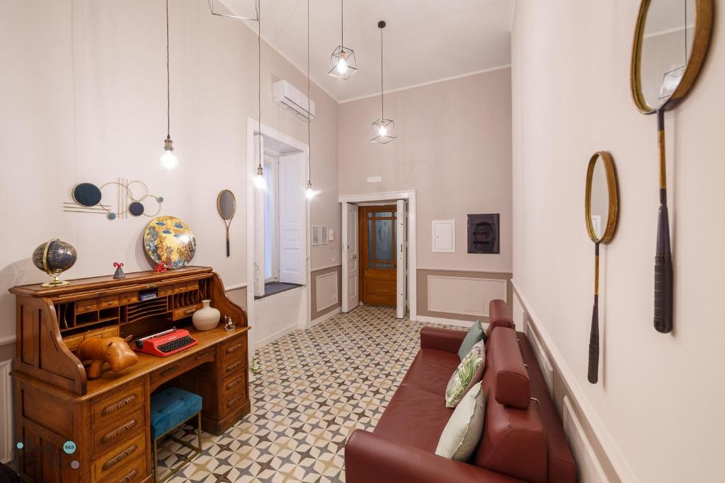 拿坡里的住宿－Le Chiavi di Casa，客厅配有沙发和桌子