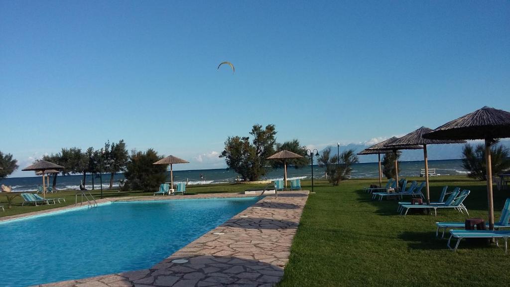 Bazén v ubytování S&C Kosmos Beach Resort nebo v jeho okolí