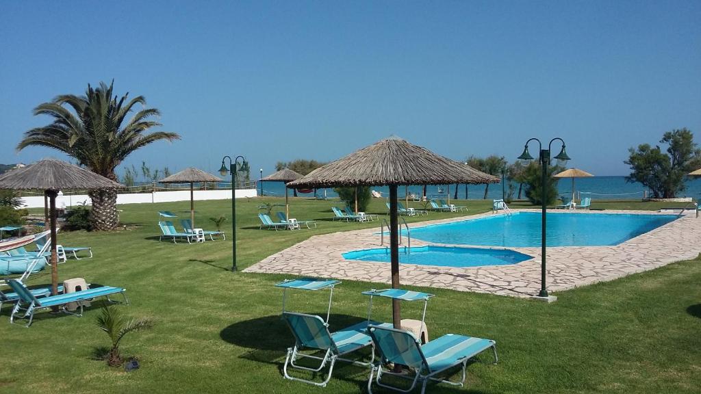 Bazén v ubytování S&C Kosmos Beach Resort nebo v jeho okolí