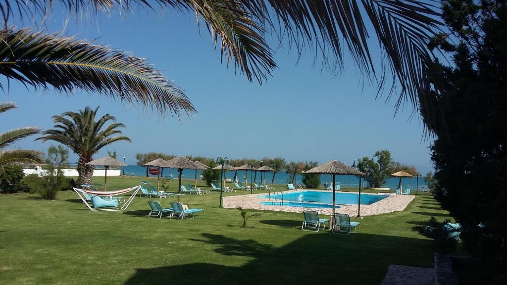 Bazén v ubytování S&C Kosmos Beach Resort nebo v jeho okolí