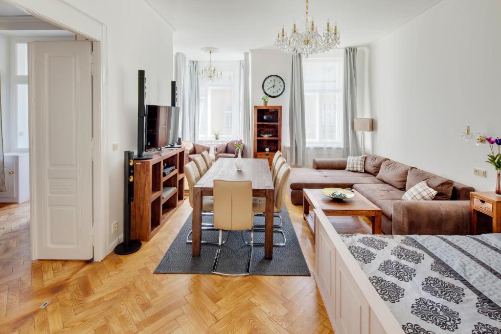 uma sala de estar com um sofá e uma mesa em Old Town Square Apartments em Praga