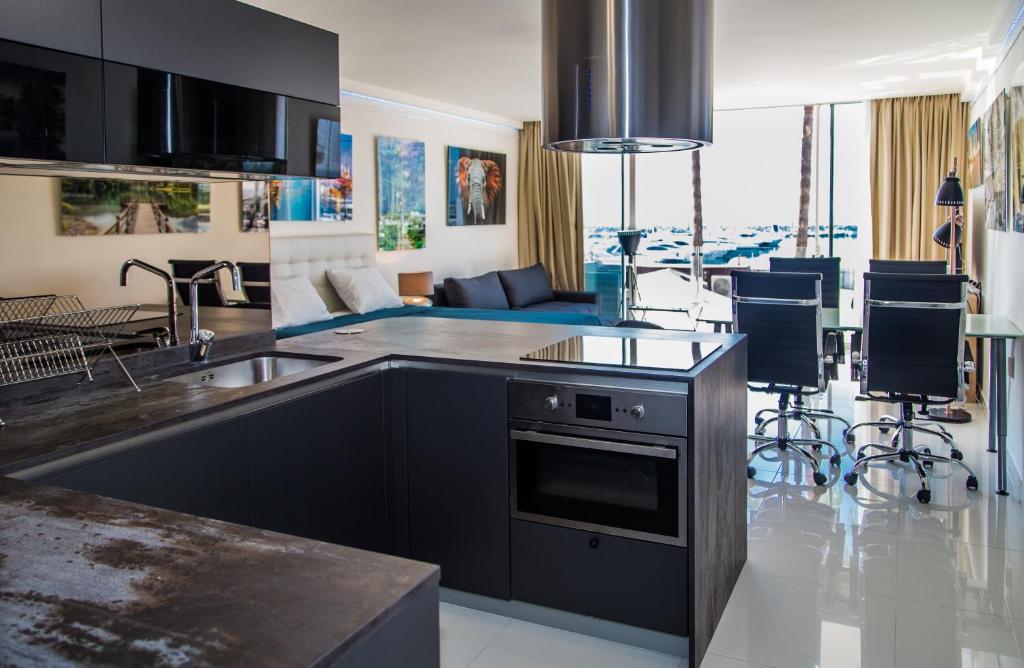 Kuchyňa alebo kuchynka v ubytovaní First Line P. Banus Sleeps 4
