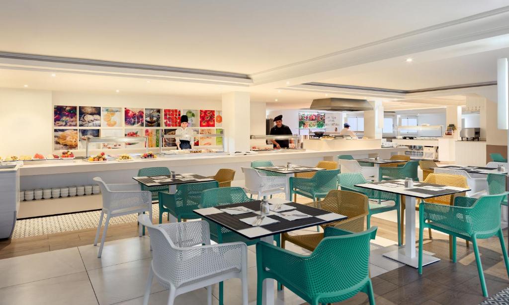 Reštaurácia alebo iné gastronomické zariadenie v ubytovaní Hotel Arena Beach