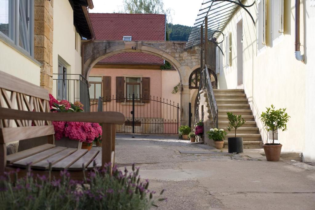 an empty alley with a bench in front of a building at Netts Landhaus in Neustadt an der Weinstraße