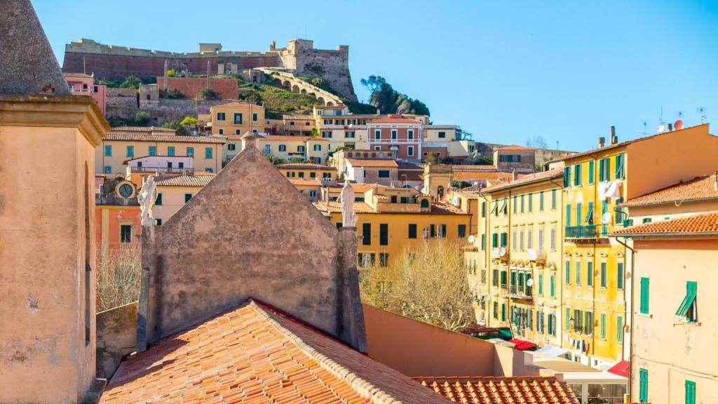 una vista di una città dai tetti degli edifici di Appartamenti del Grigolo a Portoferraio