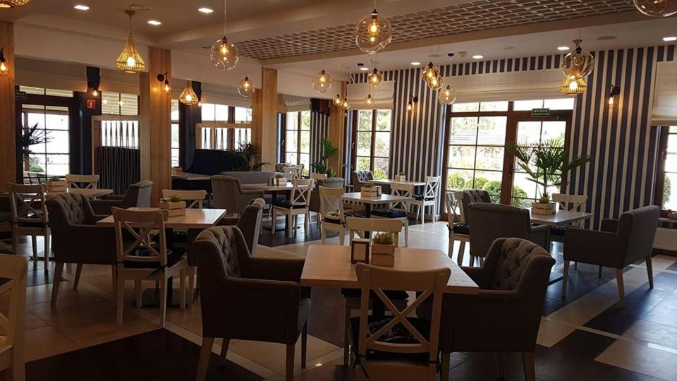 Reštaurácia alebo iné gastronomické zariadenie v ubytovaní Hotel Słoneczny Brzeg