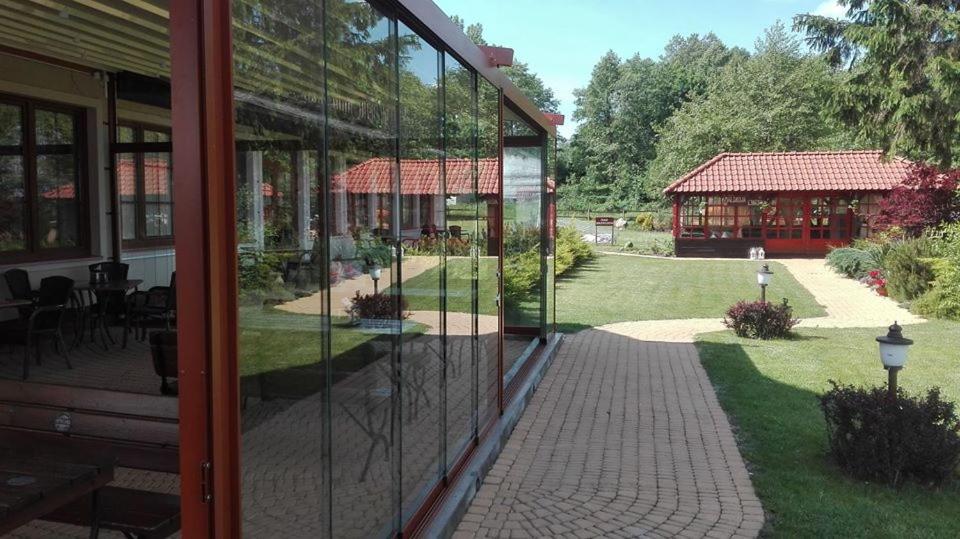 Vonkajšia záhrada v ubytovaní Hotel Słoneczny Brzeg
