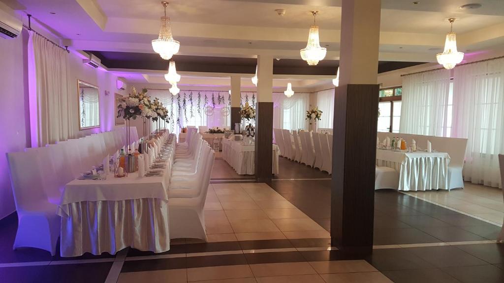 Reštaurácia alebo iné gastronomické zariadenie v ubytovaní Hotel Słoneczny Brzeg