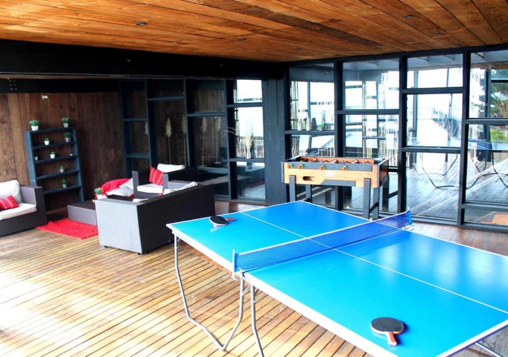 a ping pong table in a room with a ping pong ball at Hotel Punta Sirena in Curanipe