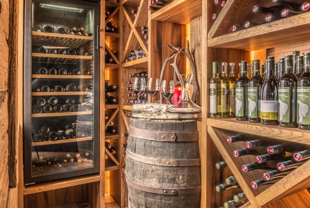 - une cave à vin avec un bouquet de bouteilles de vin dans l'établissement Taxenbacherhof, à Taxenbach