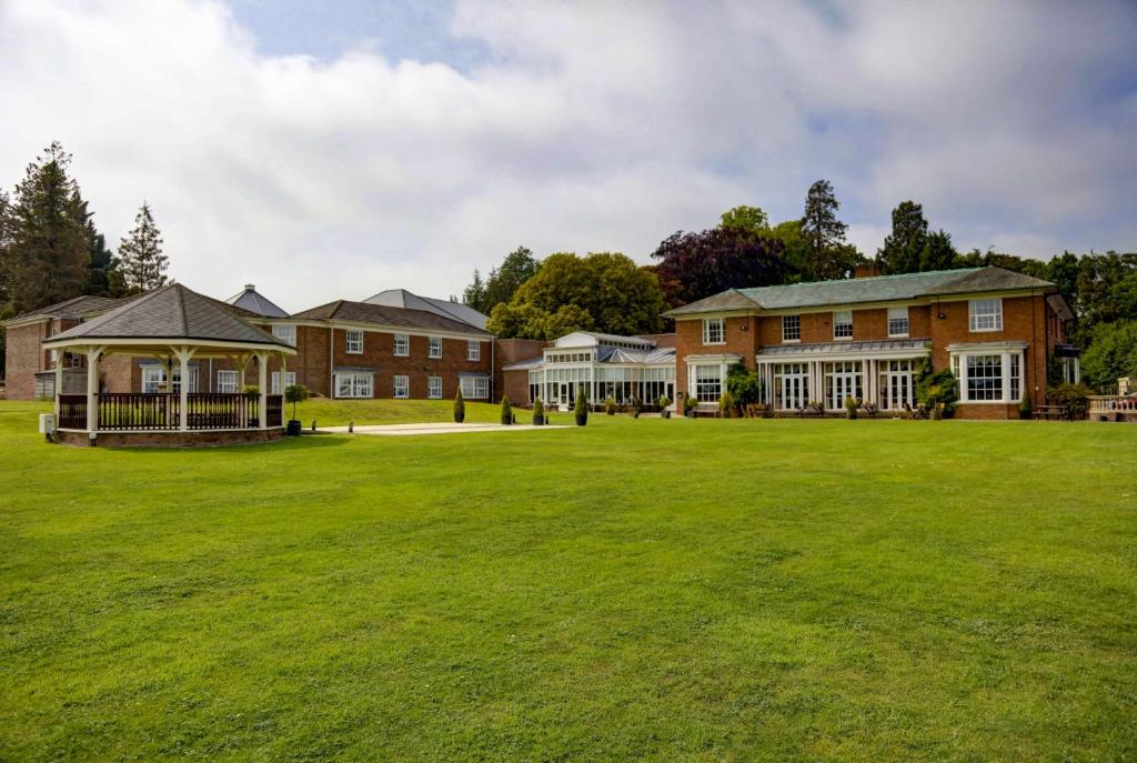 un gran campo de césped frente a un edificio en Best Western Plus Kenwick Park Hotel, en Louth