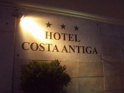 un panneau indiquant un hôtel constanta la nuit dans l'établissement HOTEL COSTA ANTIGA, à SantʼAnna Arresi
