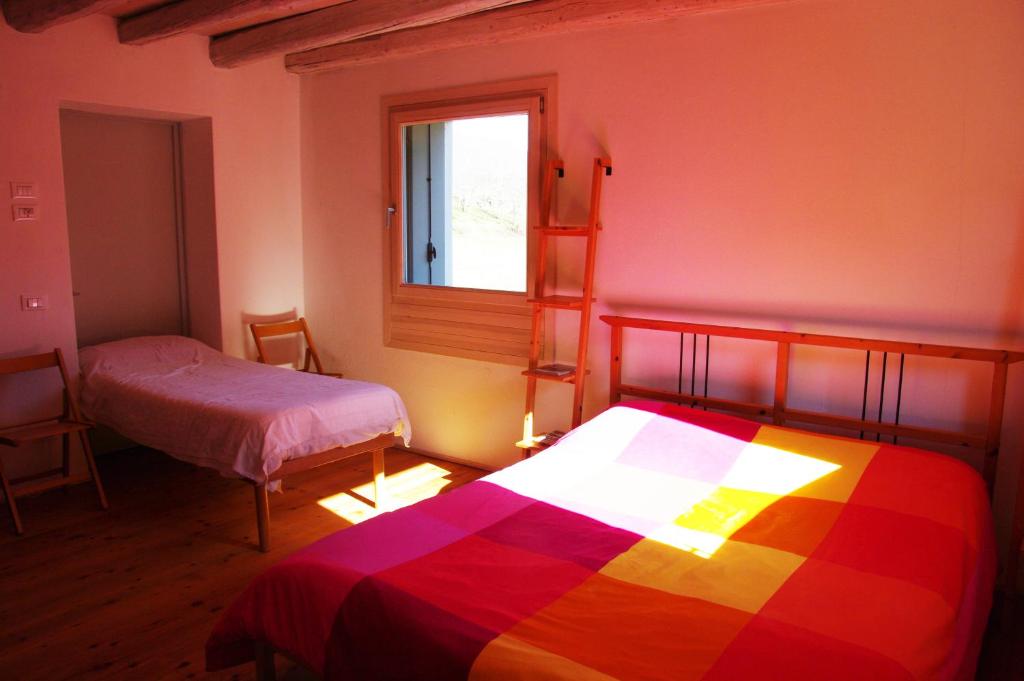 Łóżko lub łóżka w pokoju w obiekcie Agriturismo Corte del Maso