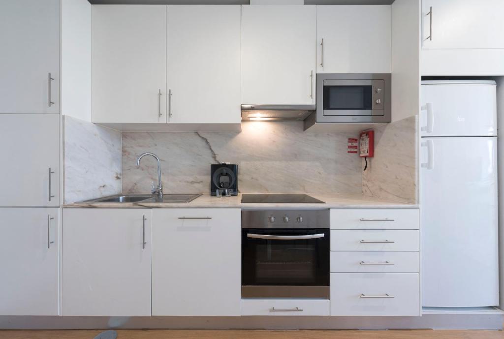 Cuisine ou kitchenette dans l'établissement Apartment Boavista Roundabout by Sweet Porto