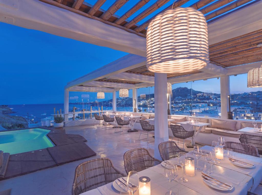 Bazén v ubytování Kove Mykonos - A Myconian Collection Hotel nebo v jeho okolí