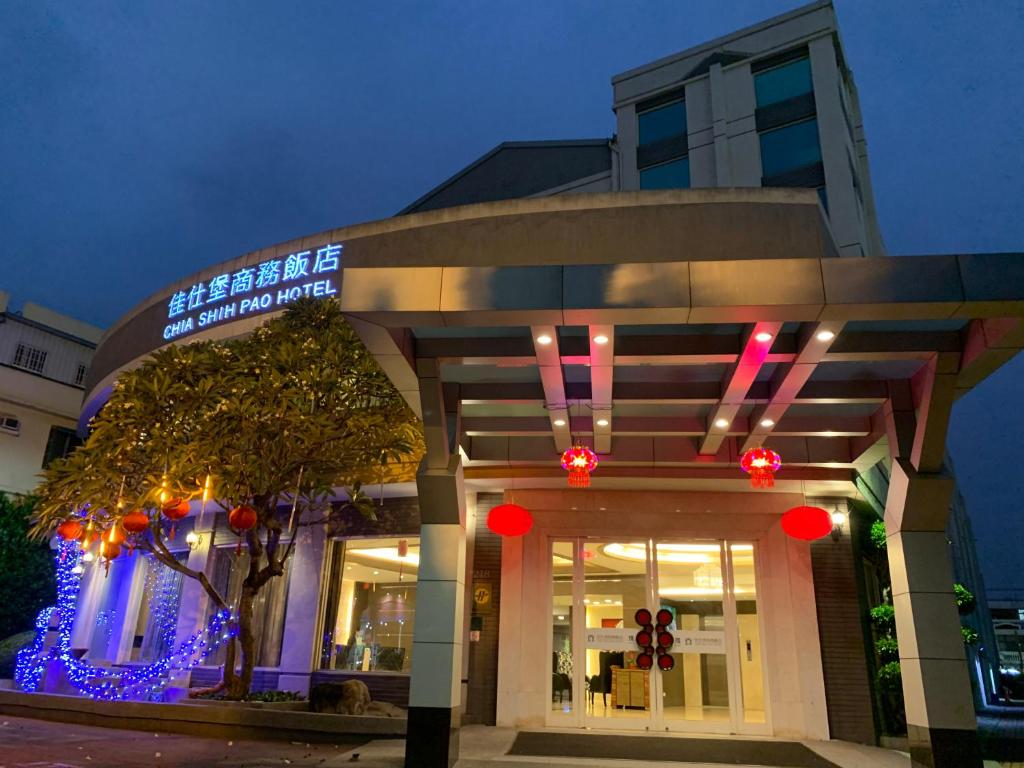 Um edifício com luzes de Natal à frente. em Chia Shih Pao Hotel em Taibao
