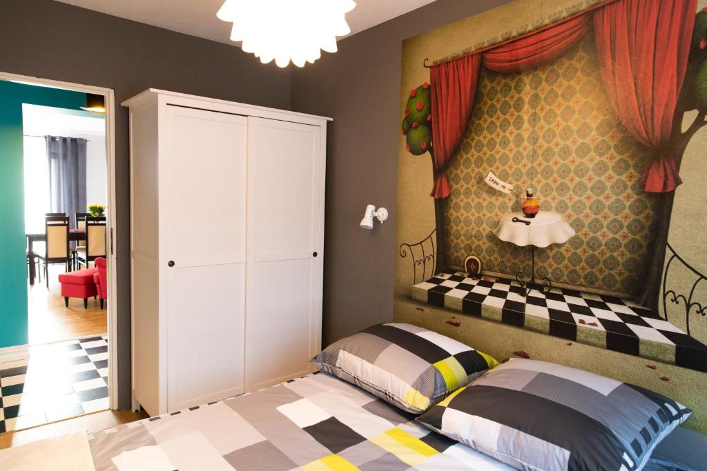 1 dormitorio con 1 cama con cabecero y pared en Apartament Biały Królik en Ustrzyki Dolne