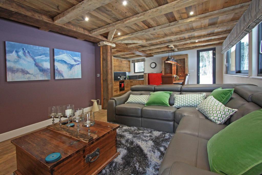 sala de estar con sofá y mesa en Chalet des Amis appt 1 - Chamonix All Year, en Chamonix-Mont-Blanc