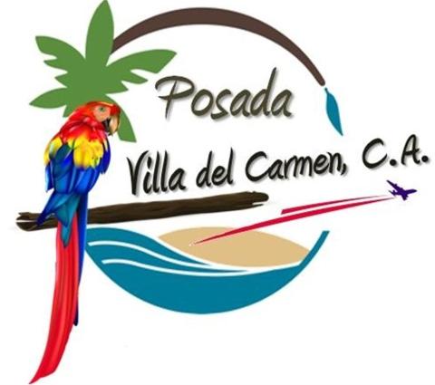 kolorowy ptak siedzący na gałęzi drzewa obok wody w obiekcie Posada Villa del Carmen w mieście Catia La Mar
