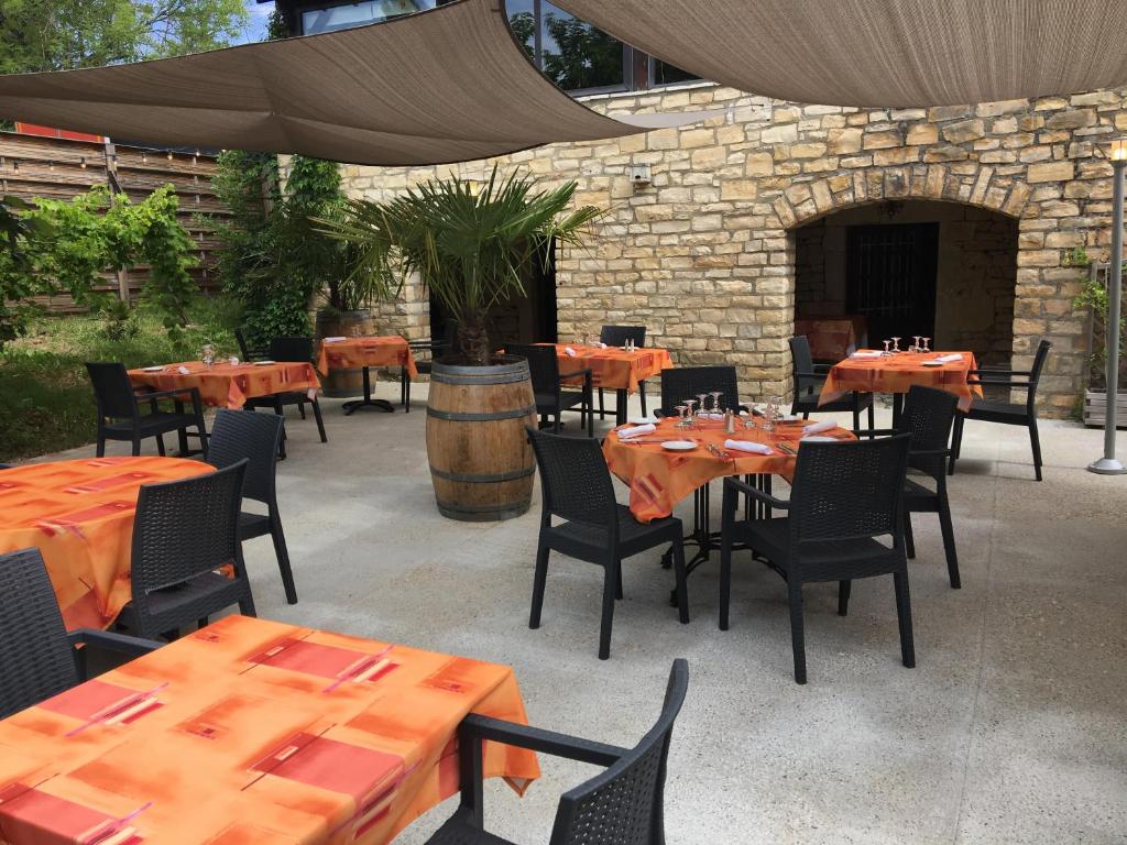 Restaurace v ubytování Logis Hotel La Bergerie Hôtel 3 étoiles Restaurant savoureux