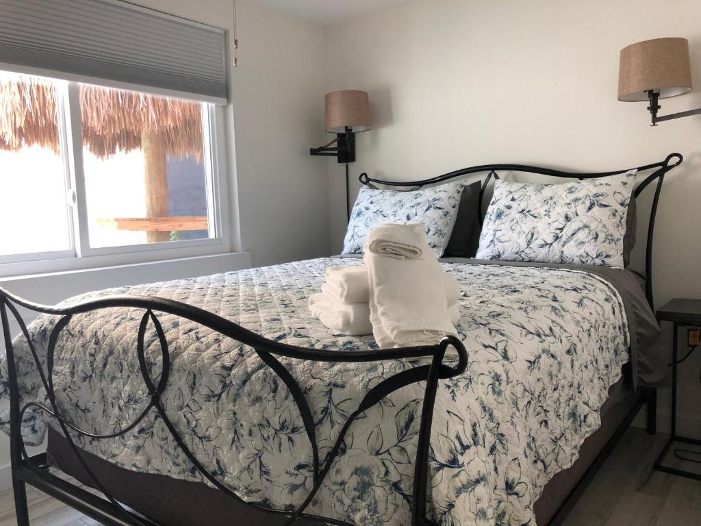 um quarto com uma cama com uma almofada em Tides Inn on the Bay Vacation Homes em Bradenton Beach
