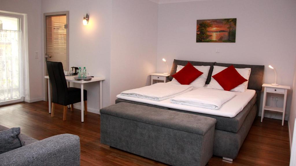 Postel nebo postele na pokoji v ubytování Hotel Am Donaubogen