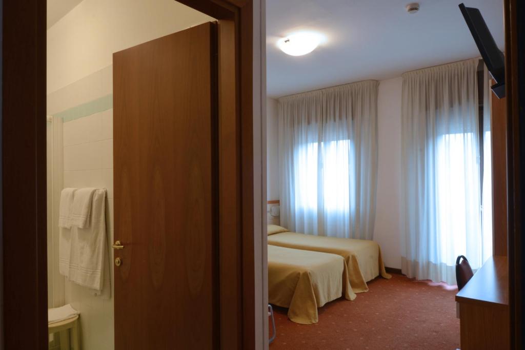 Postel nebo postele na pokoji v ubytování Hotel Due Ragni e Ristorante