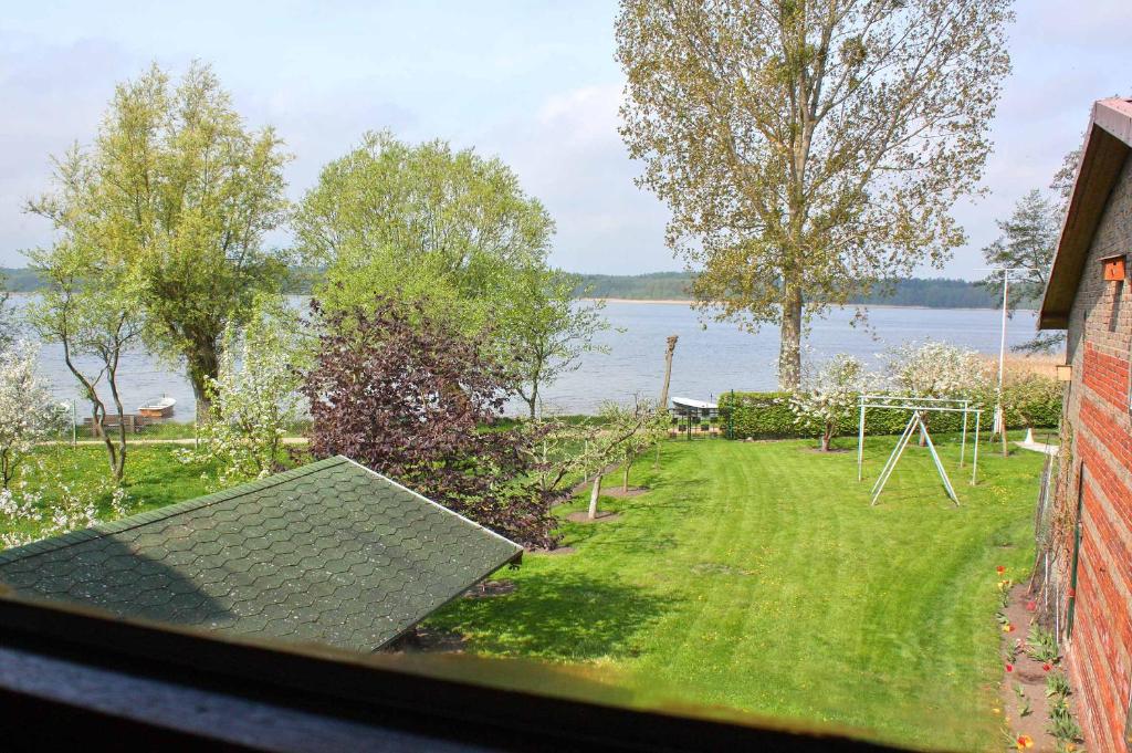 UserinにあるFerienwohnungen am See Userin SEEの水辺の庭の窓からの眺め