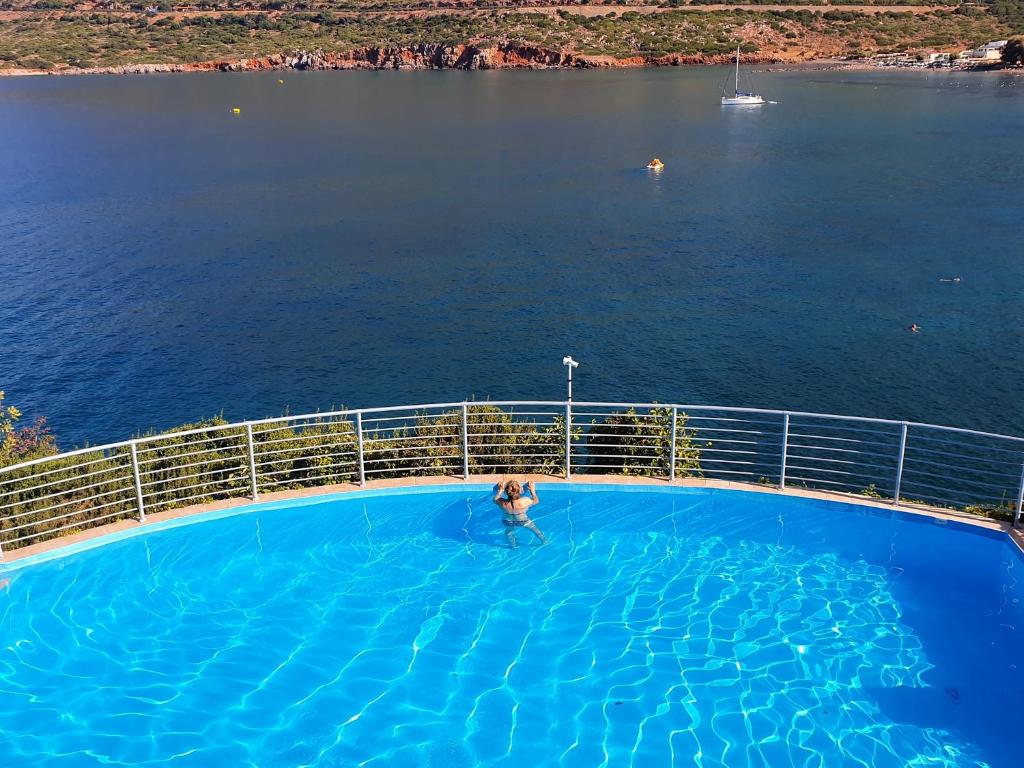 The swimming pool at or close to Sea Vessel