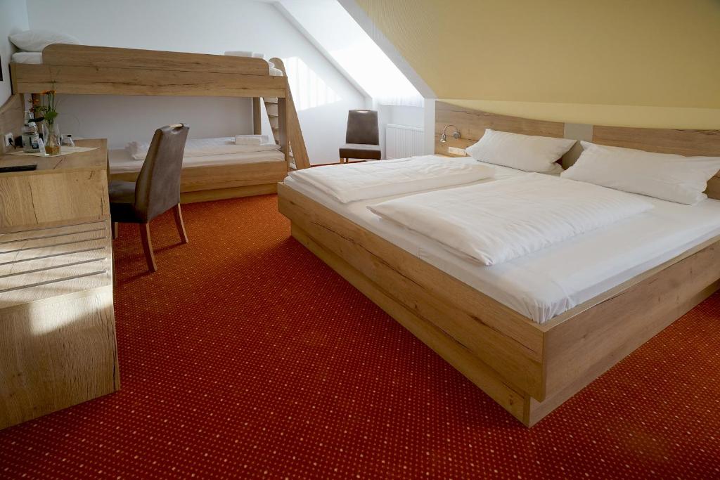 Postel nebo postele na pokoji v ubytování Hotel Gasthof zum Biber
