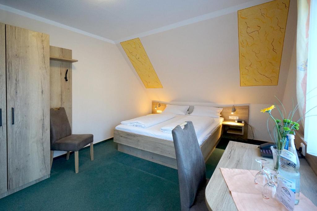 Postel nebo postele na pokoji v ubytování Hotel Gasthof zum Biber