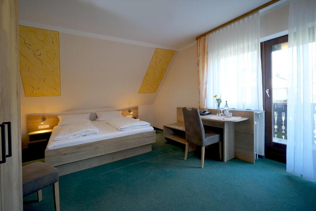 Postel nebo postele na pokoji v ubytování Hotel Gasthof zum Biber