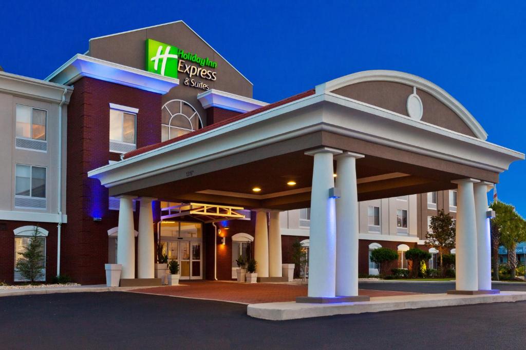 Holiday Inn Express Hotel & Suites Dothan North, an IHG Hotel في دوثان: فندق مقابل مبنى عليه لافته
